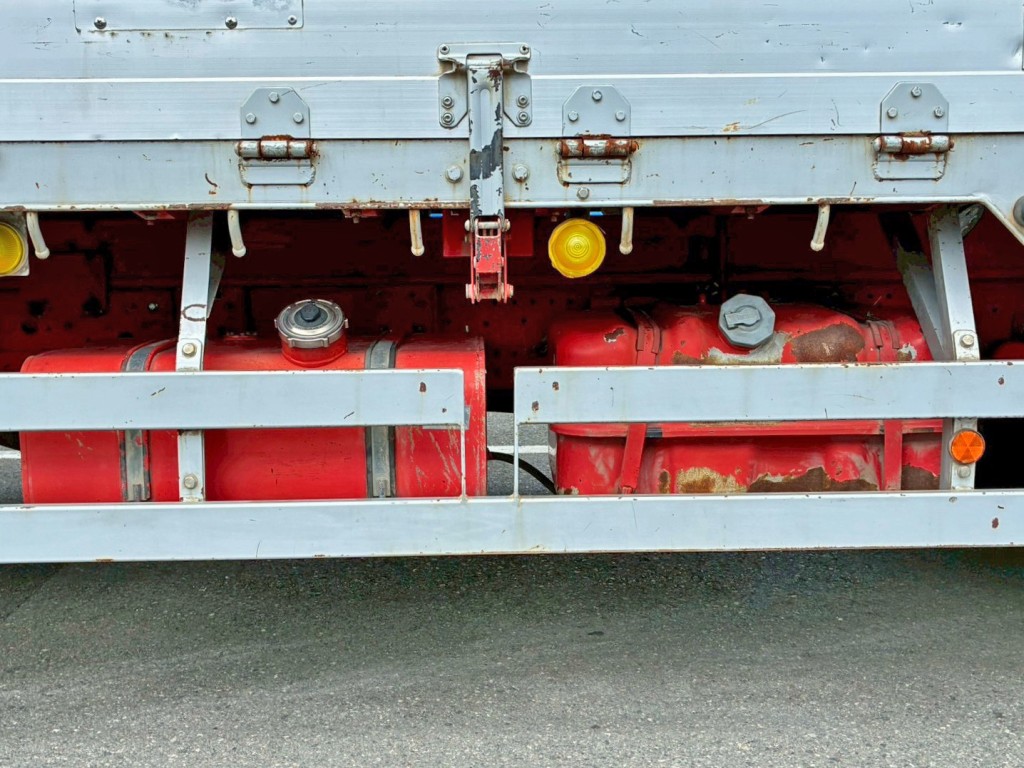燃料タンクは100Lが2つ付いています。|いすゞ フォワード LPG-FTR90S2の写真35