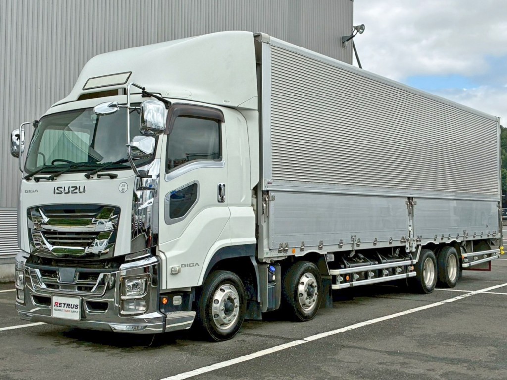 フロント周り、メッキパーツで飾っています。|いすゞ ギガ 2PG-CYJ77Cの写真1