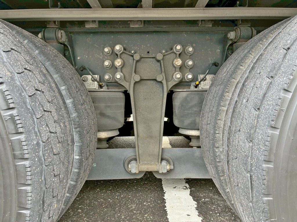 エアサスです。|いすゞ ギガ 2PG-CYJ77Cの写真5