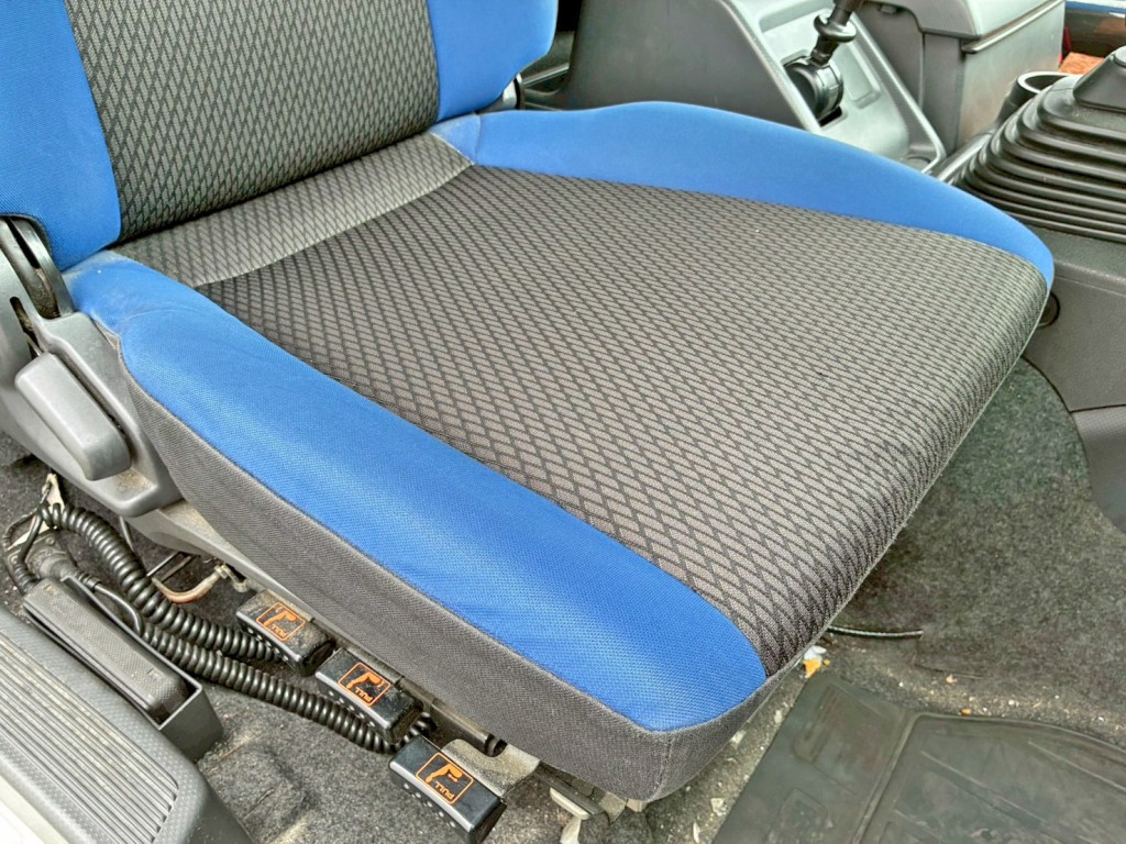 運転席座面にヘタリがあります。|いすゞ ギガ 2PG-CYJ77Cの写真8