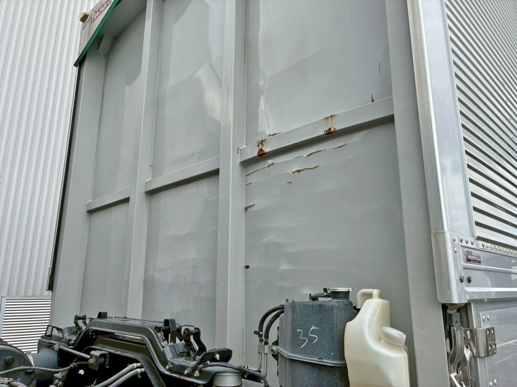 前壁助手席側にキズ・サビがあります。|いすゞ ギガ 2PG-CYJ77Cの写真14