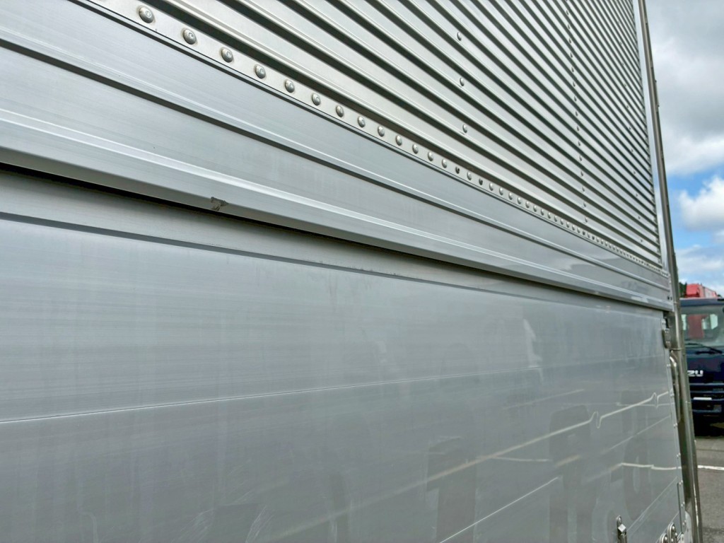 助手席側羽根後方に小さなヘコミがあります。|いすゞ ギガ 2PG-CYJ77Cの写真16