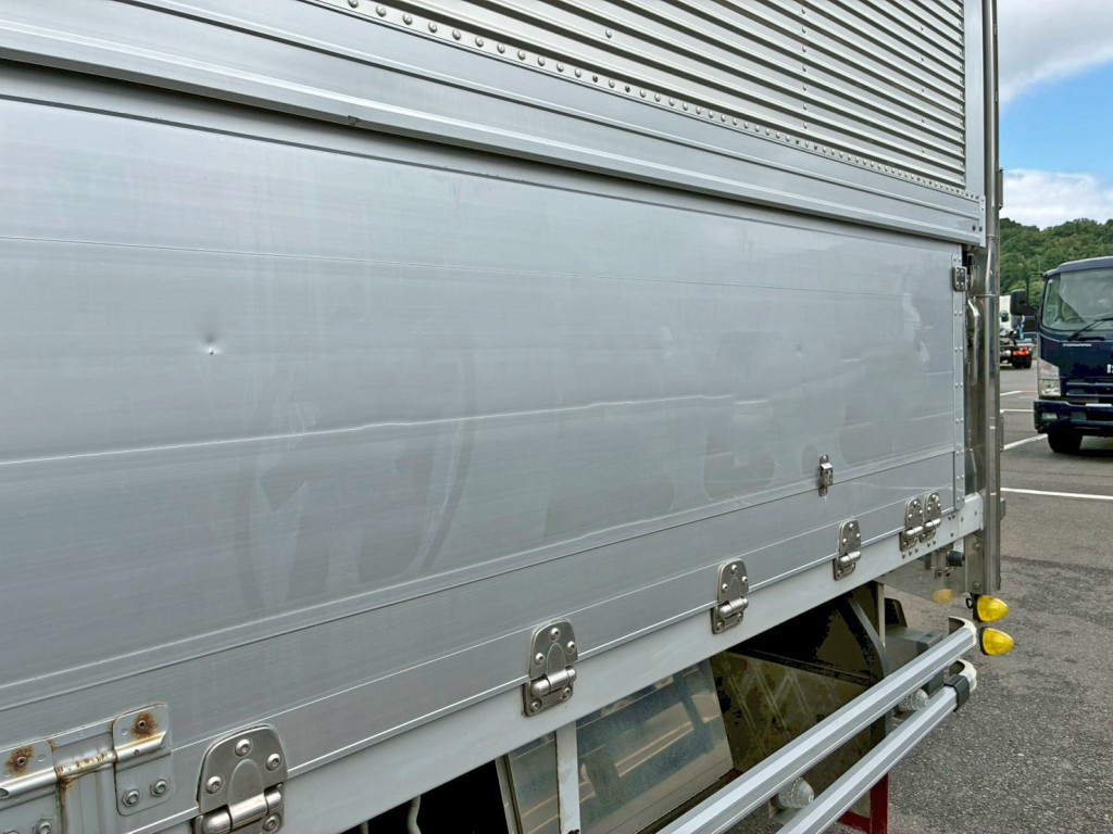 助手席側アオリ後方にヘコミ・シールはがし跡があります。|いすゞ ギガ 2PG-CYJ77Cの写真17