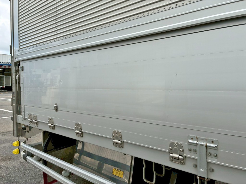 運転席側アオリ後方にシールはがし跡があります。|いすゞ ギガ 2PG-CYJ77Cの写真18