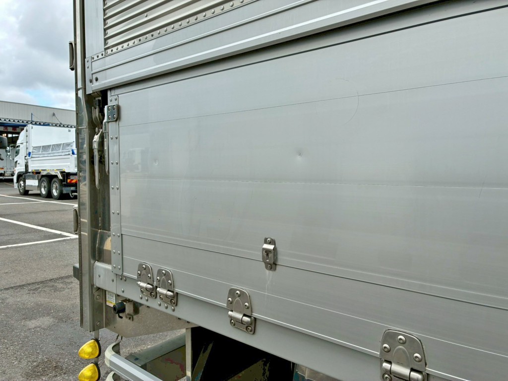 運転席側アオリ後方にヘコミがあります。|いすゞ ギガ 2PG-CYJ77Cの写真19
