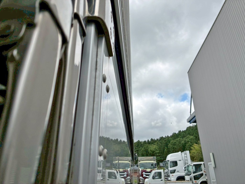 運転席側羽根に少々膨らみがあります。|いすゞ ギガ 2PG-CYJ77Cの写真21