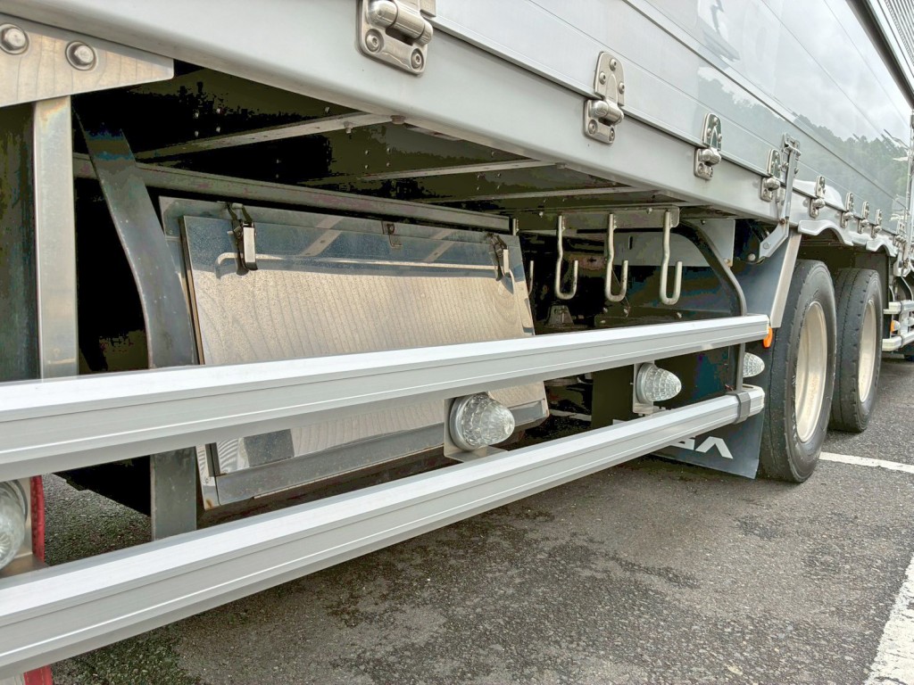 ボディー運転席側後方にステンレス製の工具箱が付いています。|いすゞ ギガ 2PG-CYJ77Cの写真23