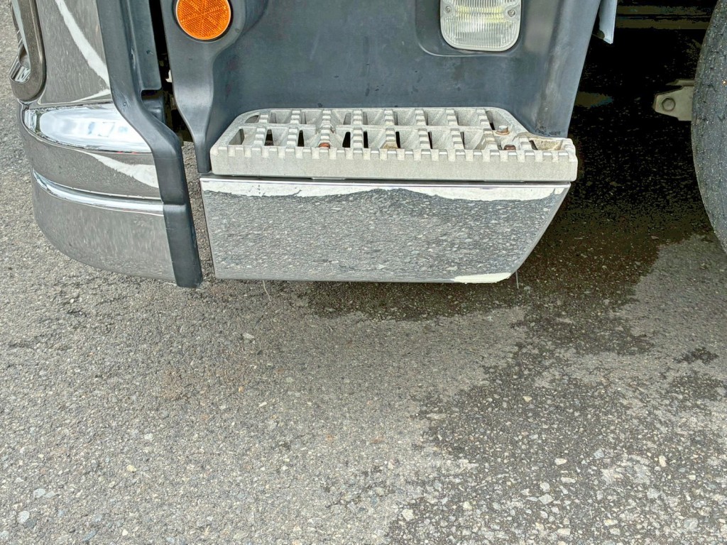 助手席側ステップカバーにキズがあります。|いすゞ ギガ 2PG-CYJ77Cの写真24