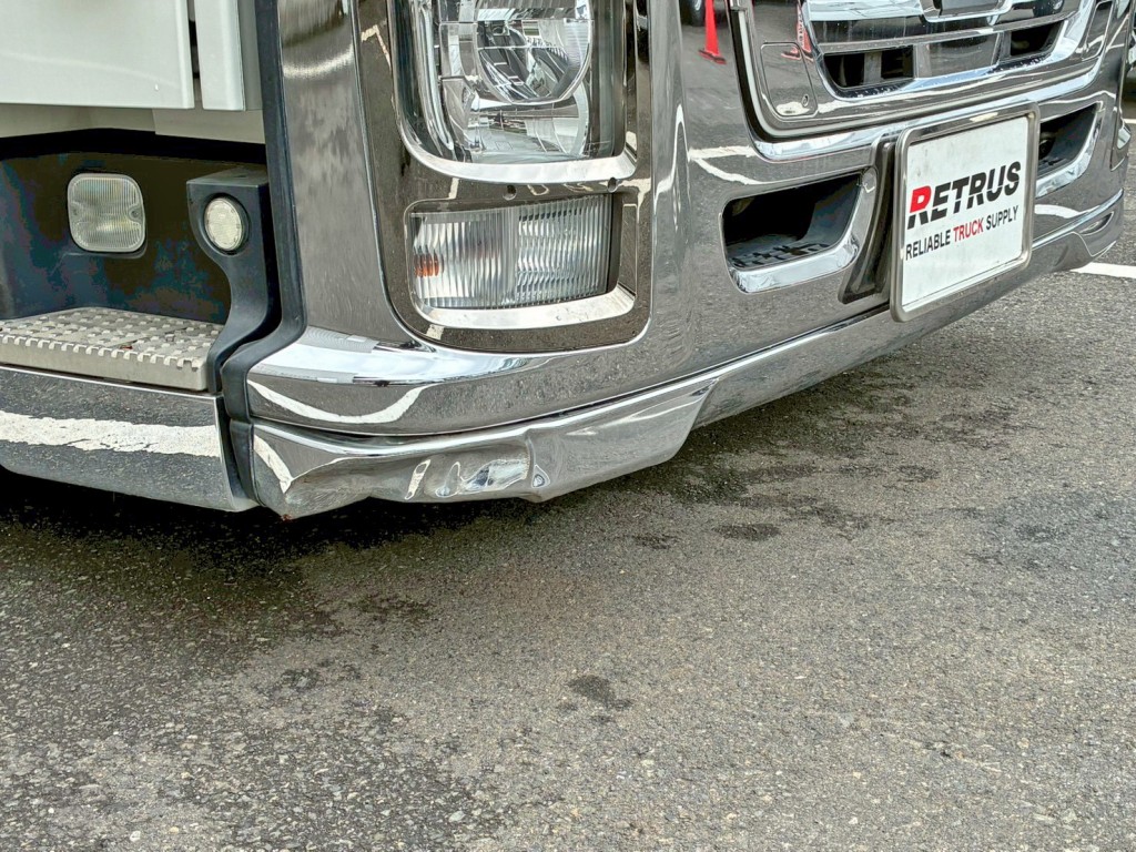 フロントバンパー運転席側にヘコミがあります。|いすゞ ギガ 2PG-CYJ77Cの写真25