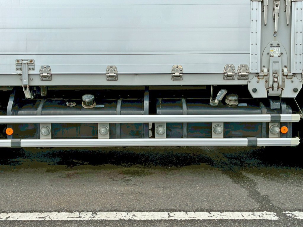 燃料タンクは300Lが2つ付いています。|いすゞ ギガ 2PG-CYJ77Cの写真27