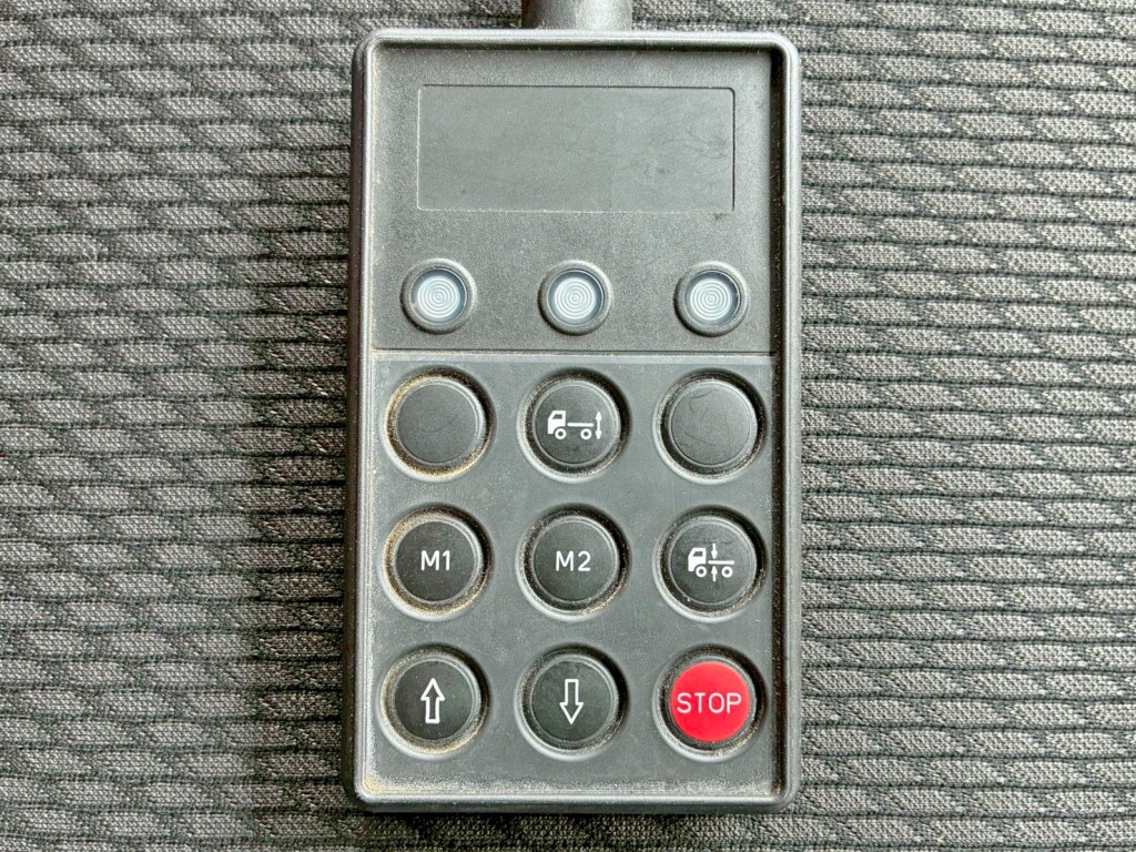エアサスのコントローラーです。|いすゞ ギガ 2PG-CYJ77Cの写真30