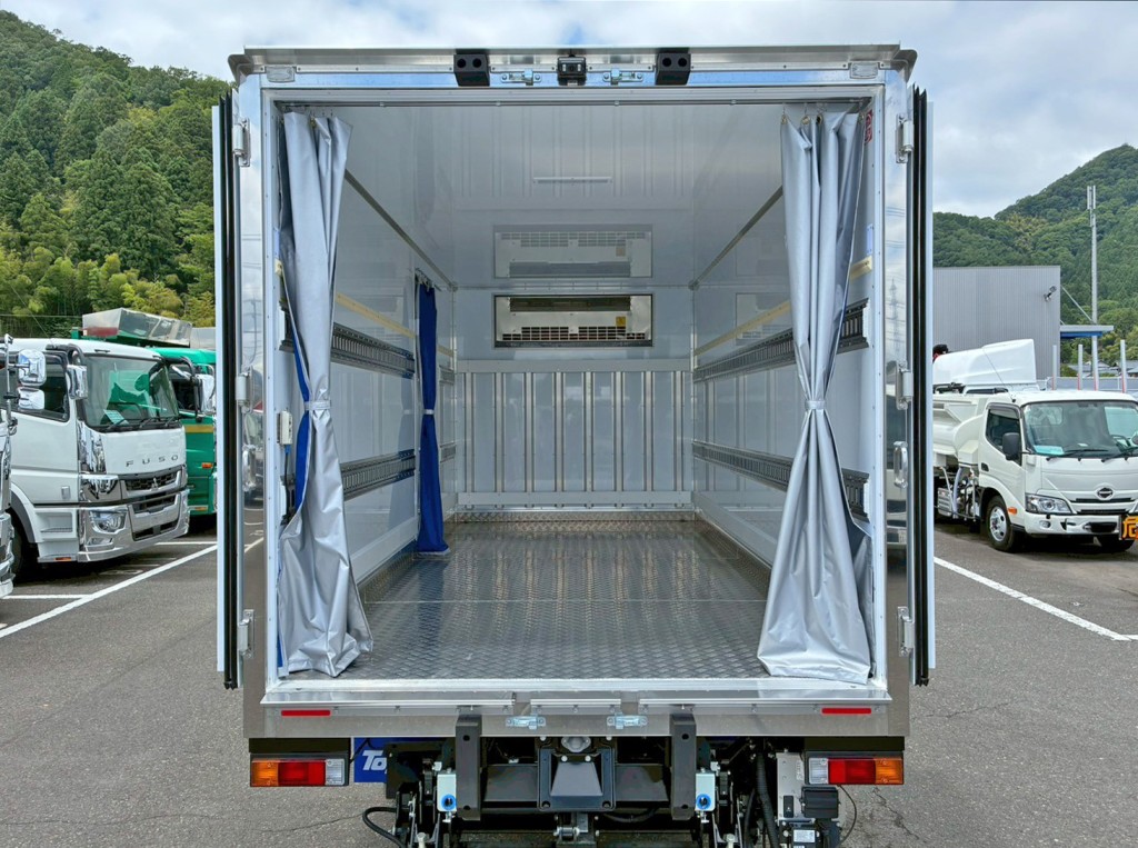 床は縞板アルミ製です。（門口周りはステンレス製です）|三菱 キャンター 2RG-FEB80(2WD)の写真12
