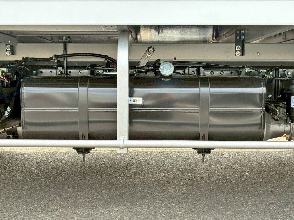 燃料タンクは100Lです。|三菱 キャンター 2RG-FEB80(2WD)の写真26