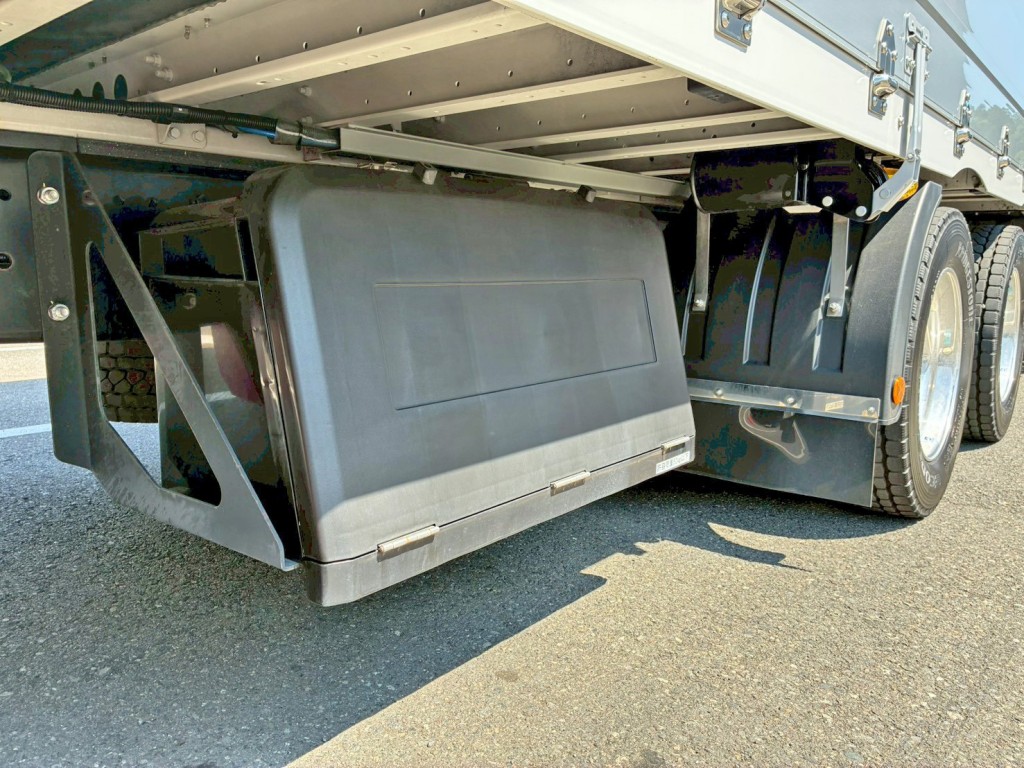 ボディー運転席側後方にステンレス製の工具箱が付いています。|三菱 スーパーグレート 2PG-FS84HZの写真14