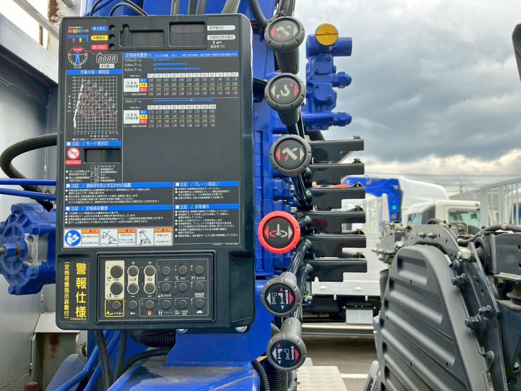 クレーンの操作レバーです。(運転席側)|日野 プロフィア 2DG-FS1AHGの写真19