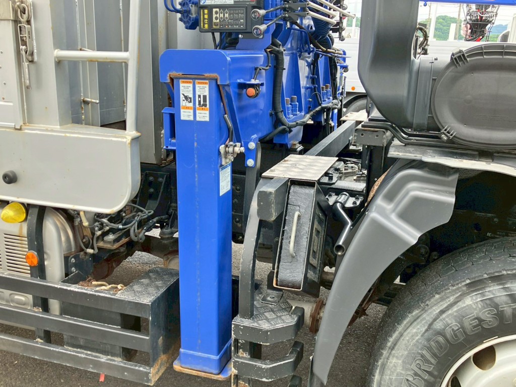アウトリガーは手動式です。|日野 プロフィア 2DG-FS1AHGの写真21