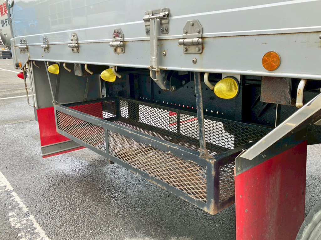 ボディー運転席側後方にリン木入れがあります。|日野 プロフィア 2DG-FS1AHGの写真25