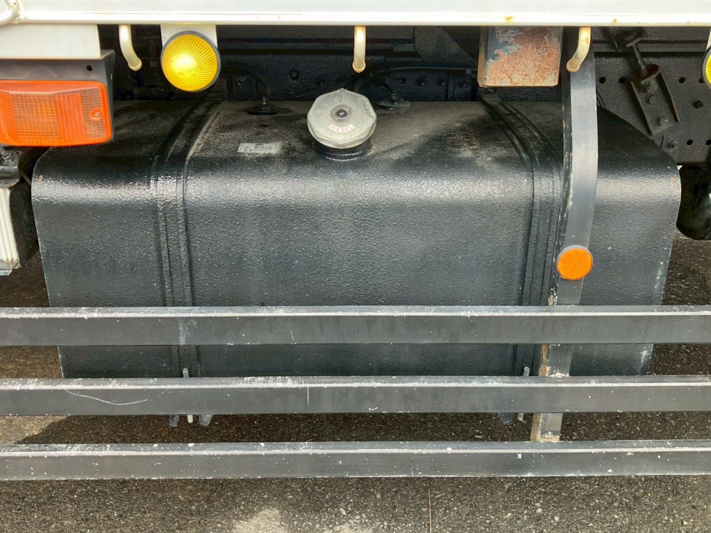 燃料タンクは300Lです。|日野 プロフィア 2DG-FS1AHGの写真26