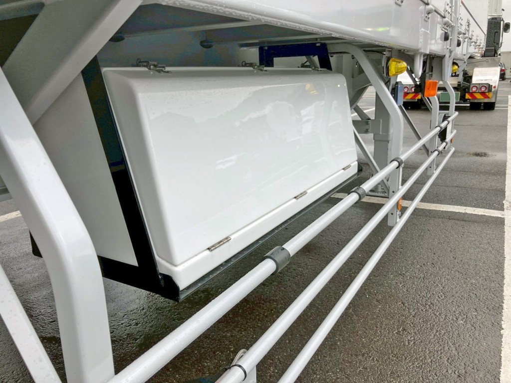 運転席側に工具箱が付いています。|トレクス PFB34118改の写真16