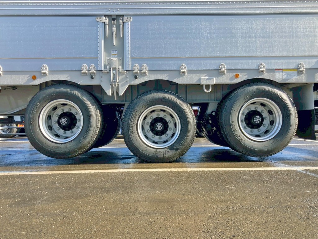リフトアクスル機能付きです。(1・3軸目がリフトアップします)|トレクス PFB34118改の写真18