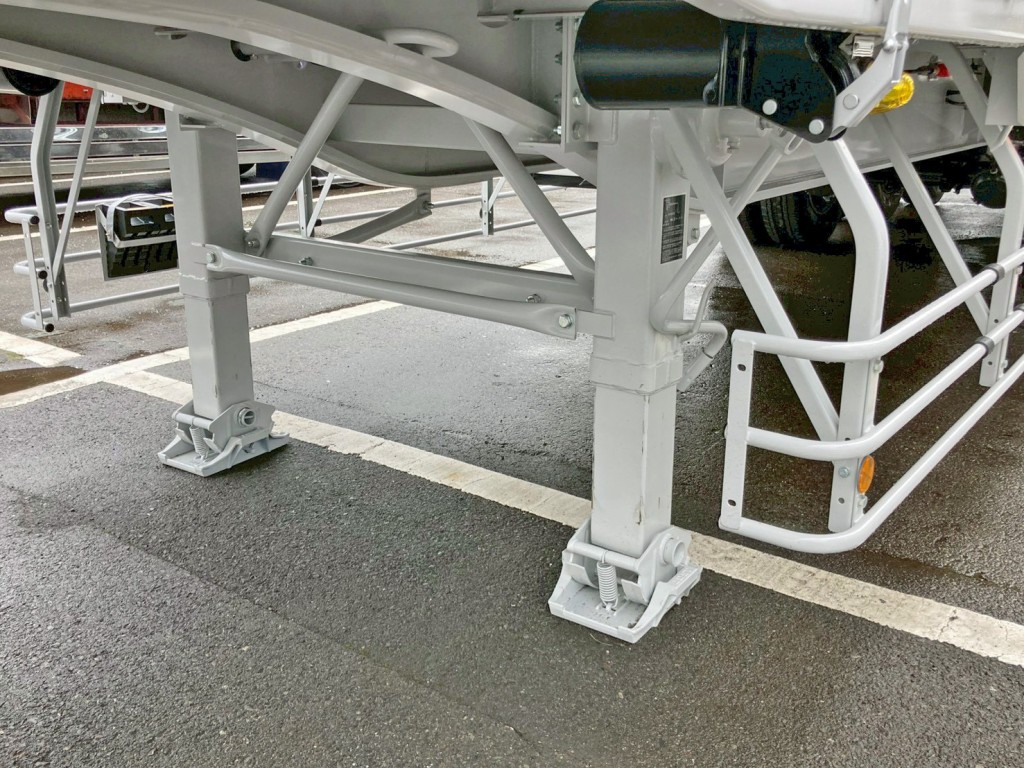 脚は手動式です。|トレクス PFB34118改の写真25