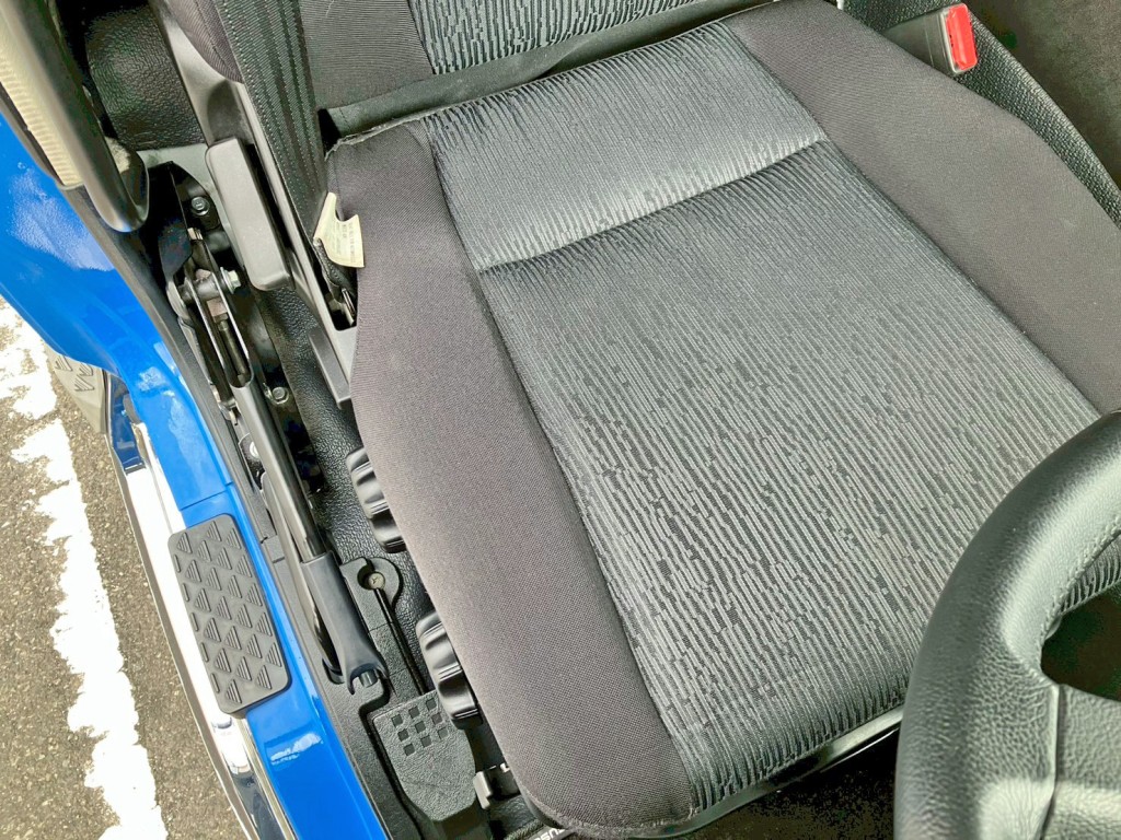 運転席座面にヘタリがあります。|三菱 スーパーグレート 2PG-FV70HXの写真8