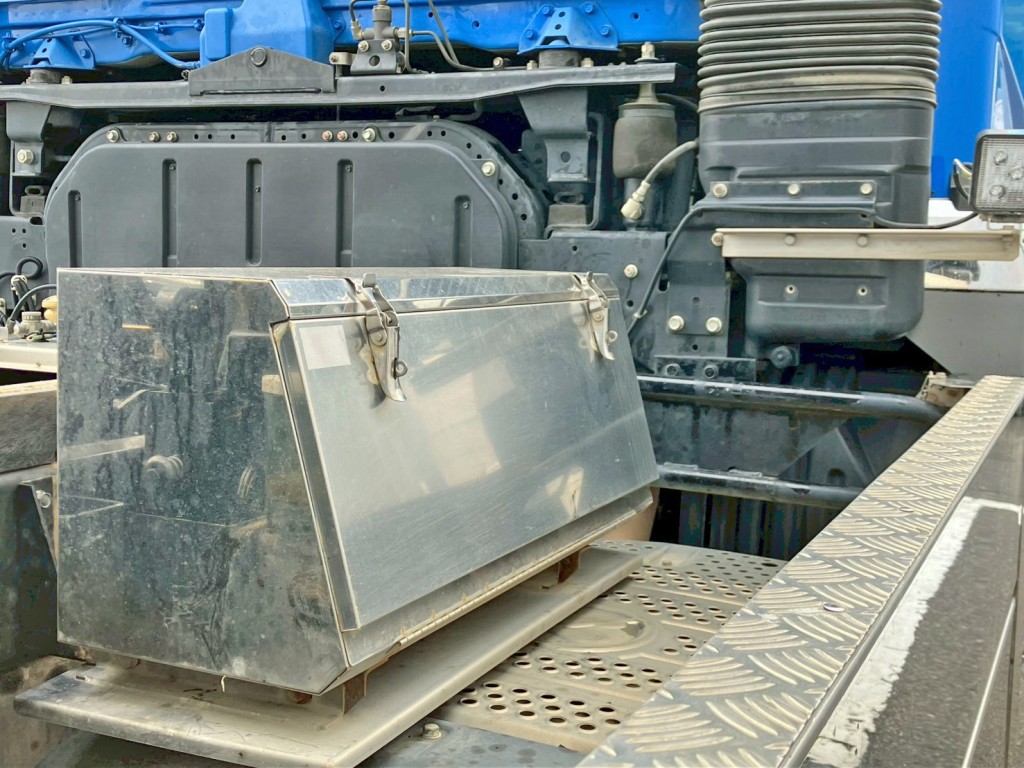 運転席側にステンレス製の工具箱が付いています。|三菱 スーパーグレート 2PG-FV70HXの写真21
