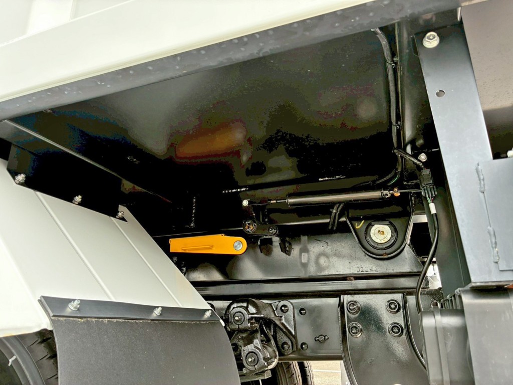 シャーシとネタの状態です。(縦ネタ・横ネタは鉄製です)|三菱 ファイター 2KG-FK62F(2WD)の写真6