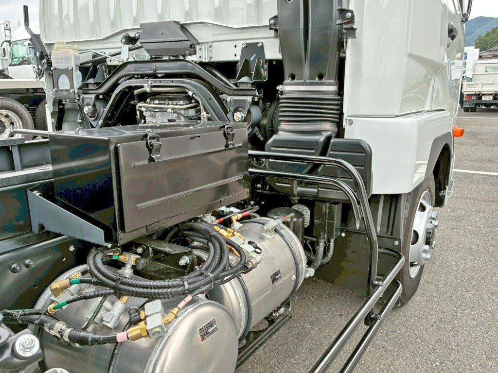 運転席側に工具箱が付いています。|三菱 ファイター 2KG-FK62F(2WD)の写真13