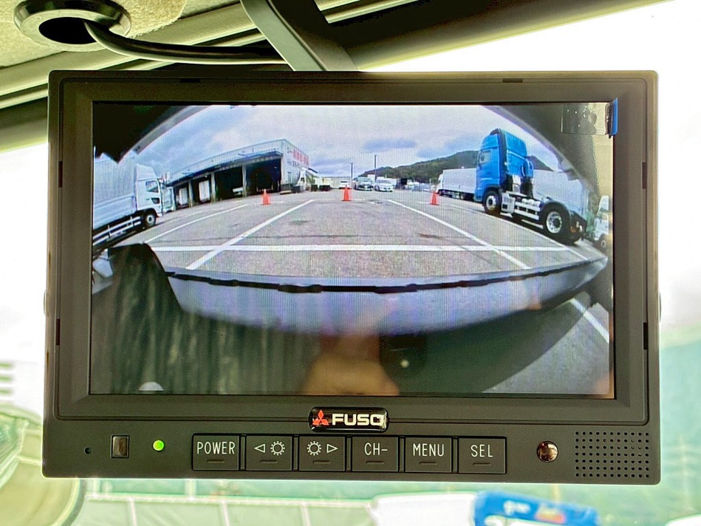液晶バックモニター付きです。|三菱 ファイター 2KG-FK62F(2WD)の写真19