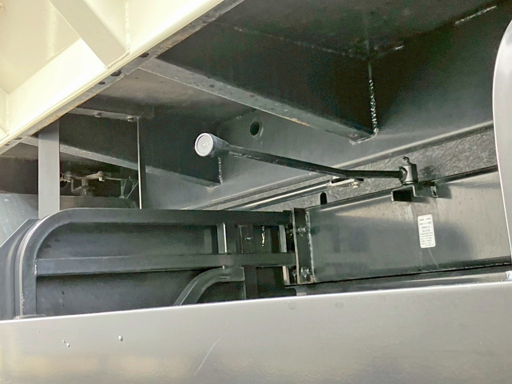 シャーシとネタの状態です。(縦ネタ・横ネタは鉄製です)|日野 プロフィア 2DG-FS1AJEの写真7