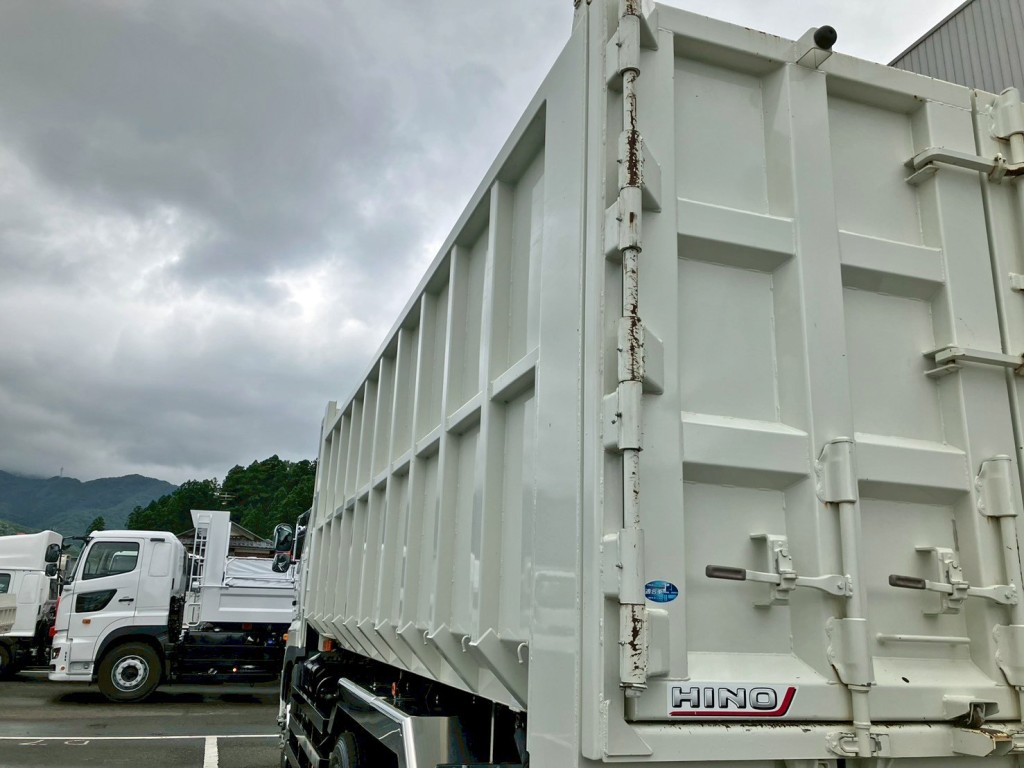 助手席側支柱にサビがあります。|日野 プロフィア 2DG-FS1AJEの写真10