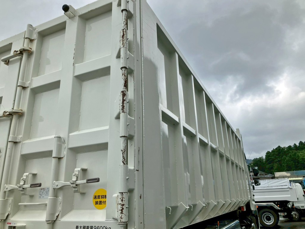 運転席側支柱にサビがあります。|日野 プロフィア 2DG-FS1AJEの写真11