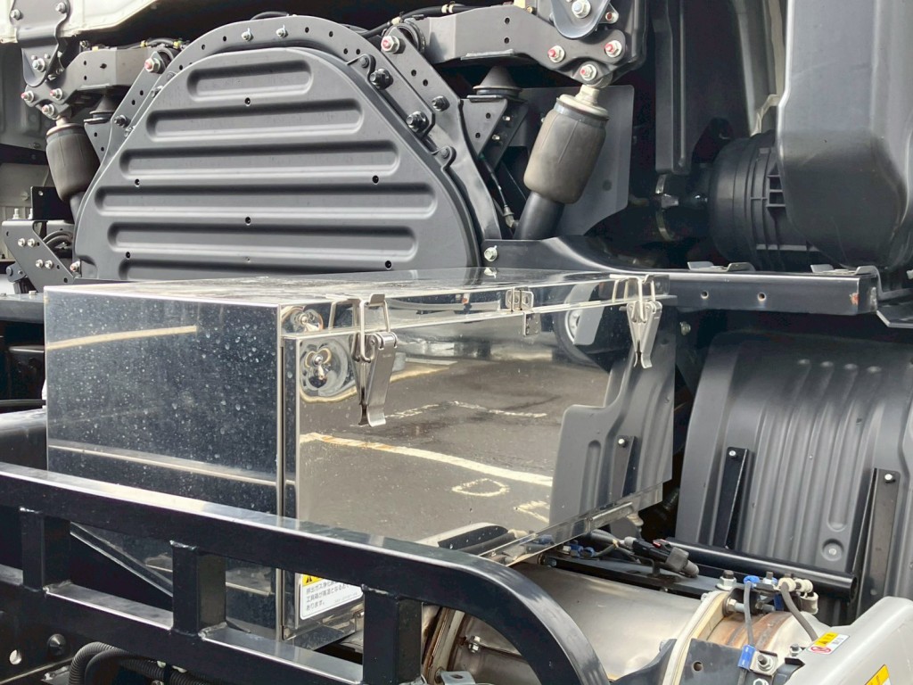 運転席側ボディー前方にステンレス製の工具箱があります。|日野 プロフィア 2DG-FS1AJEの写真27