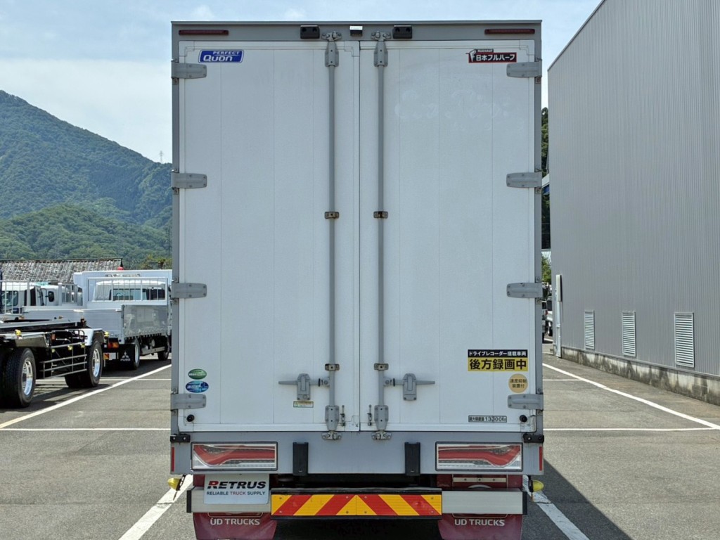 リヤ周りの状態です。(運転席側ドア上部にシールはがし跡があります)|UDトラックス 2PG-CG5CAの写真9