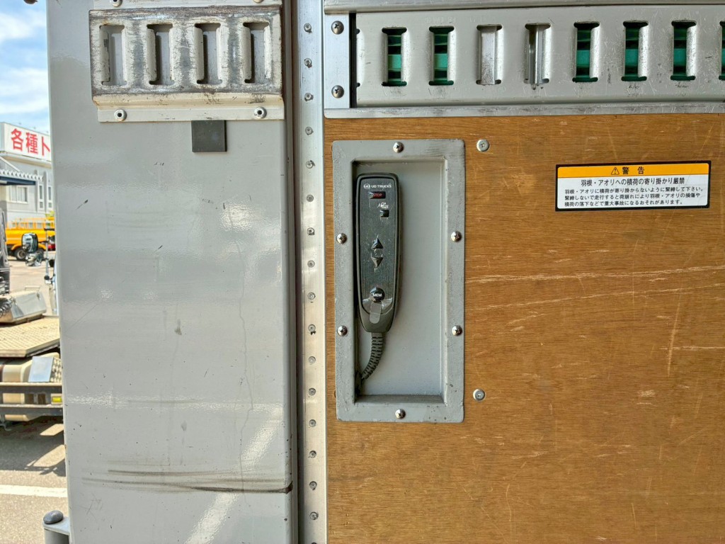 助手席側羽根後方にエアサスのコントローラーが付いています。|UDトラックス 2PG-CG5CAの写真11