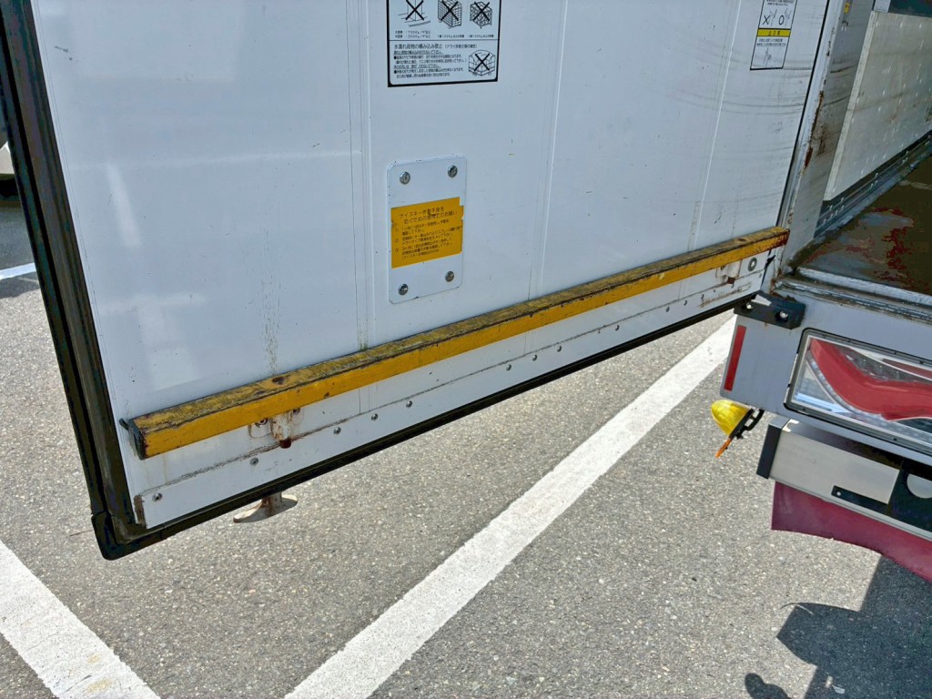 外したステーは左右リヤドアに格納できます。(助手席側)|UDトラックス 2PG-CG5CAの写真15