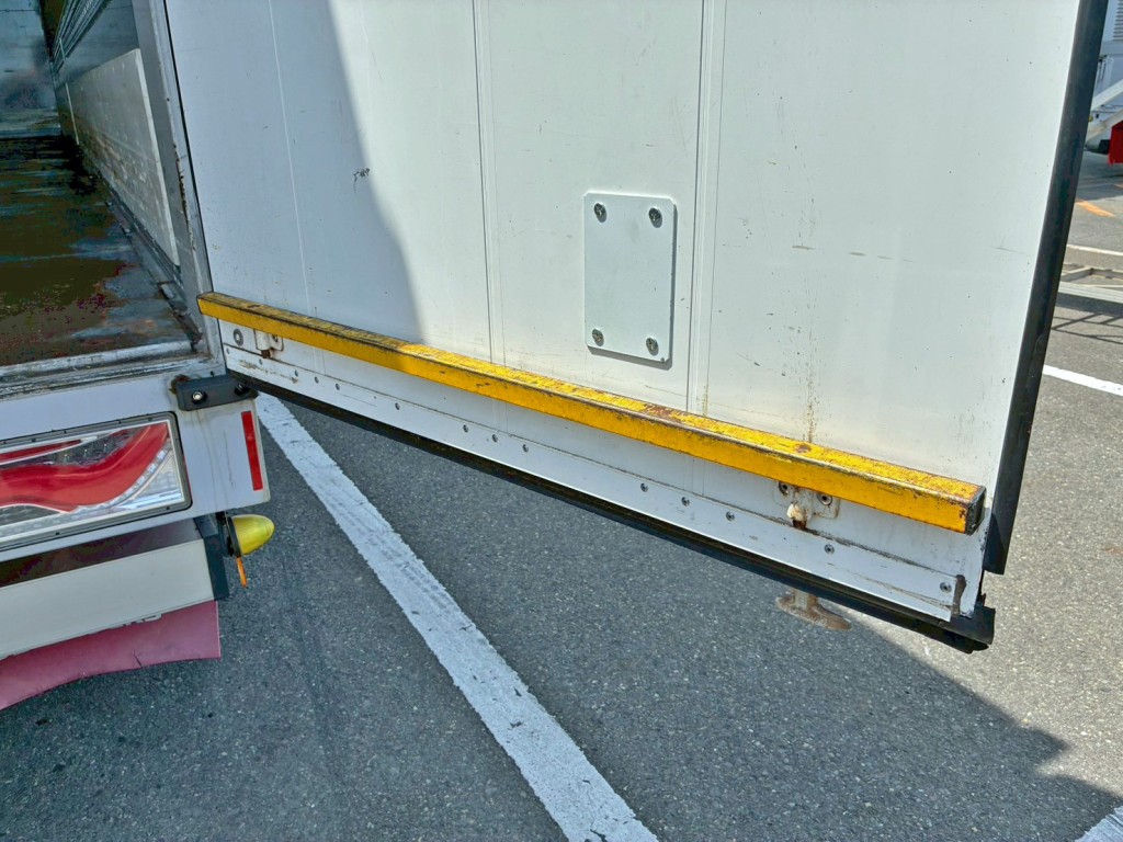 外したステーは左右リヤドアに格納できます。(運転席側)|UDトラックス 2PG-CG5CAの写真16