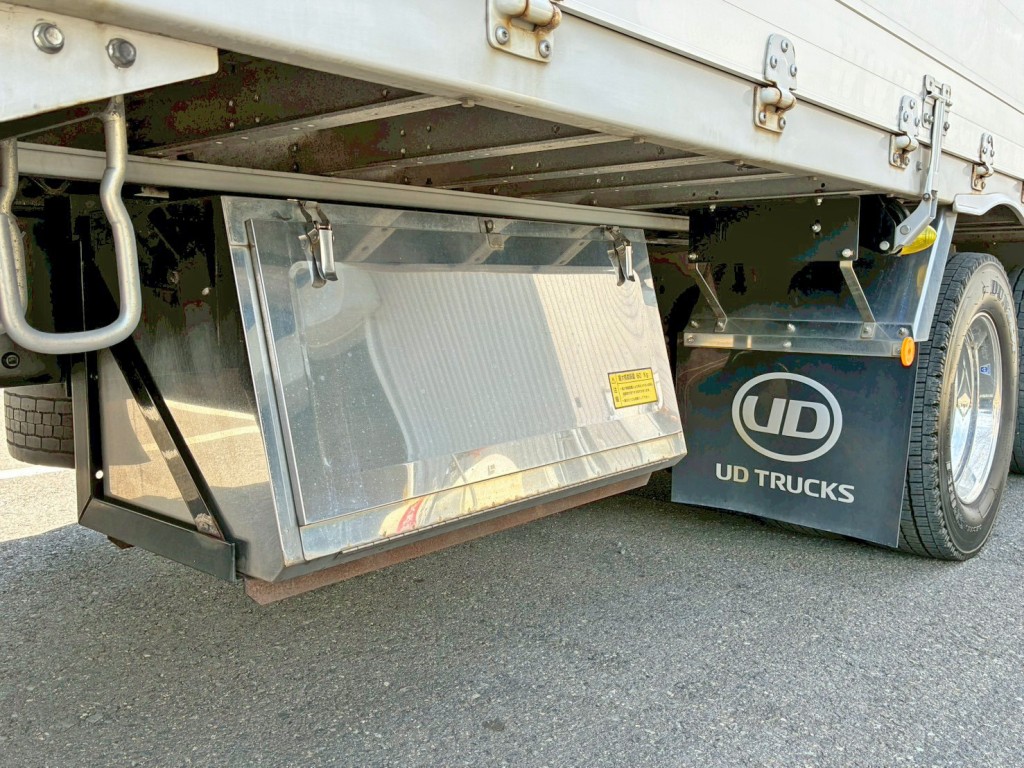 ボディー運転席側後方にステンレス製の工具箱が付いています。|UDトラックス 2PG-CG5CAの写真22