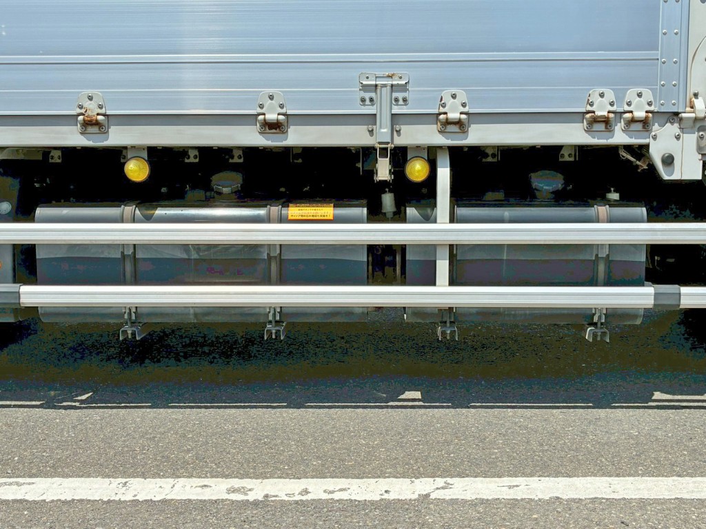 燃料タンクは300Lと200Lが付いています。|UDトラックス 2PG-CG5CAの写真27