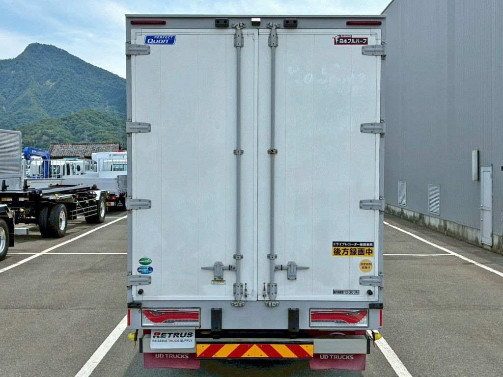 リヤ周りの状態です。(運転席側ドア上部にシールはがし跡があります)|UDトラックス 2PG-CG5CAの写真9