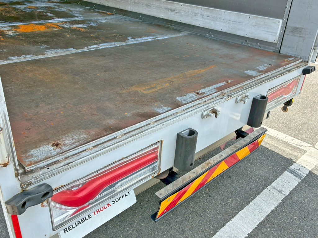 床板後方にステー差し込み穴が付いています。|UDトラックス 2PG-CG5CAの写真13