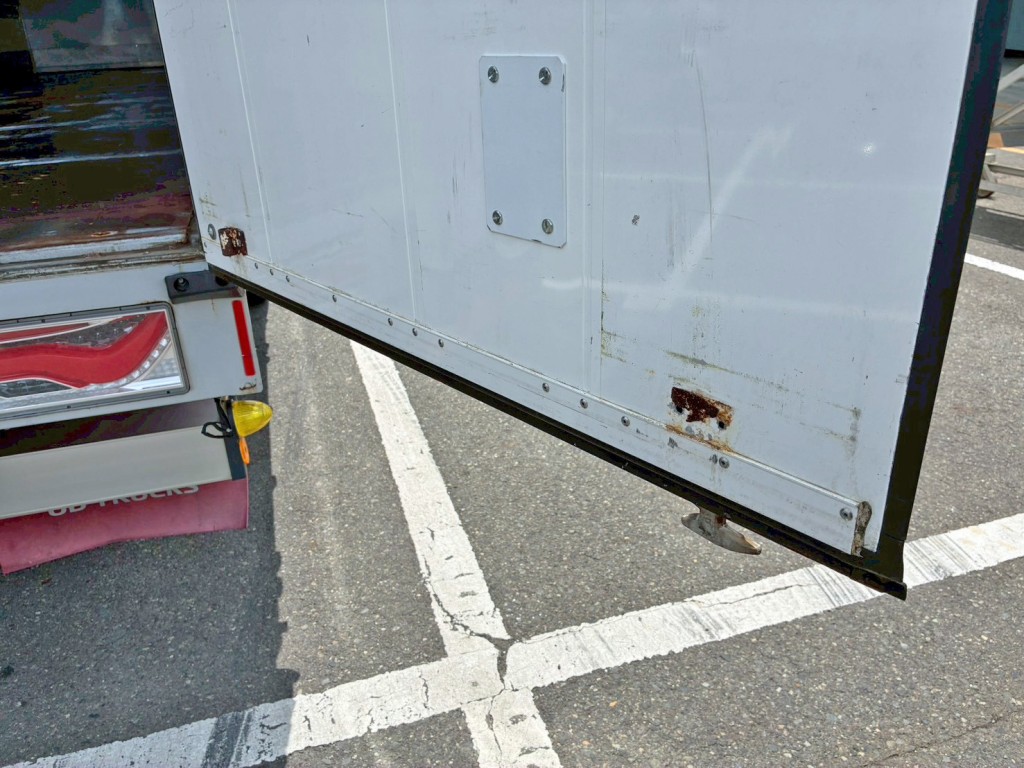差し込み用ステーは左右リヤドアに格納できます。(運転席側)|UDトラックス 2PG-CG5CAの写真16