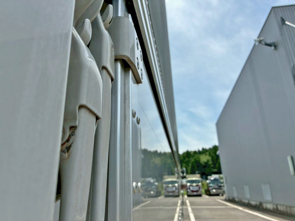 左右羽根に膨らみがある為、全幅オーバーしています。(運転席側)|UDトラックス 2PG-CG5CAの写真26