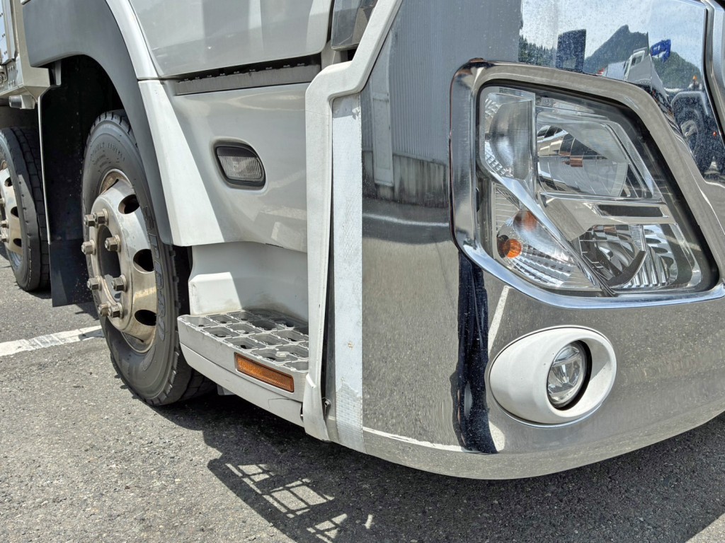 フロントバンパー運転席側カバーが外れています。|UDトラックス 2PG-CG5CAの写真29