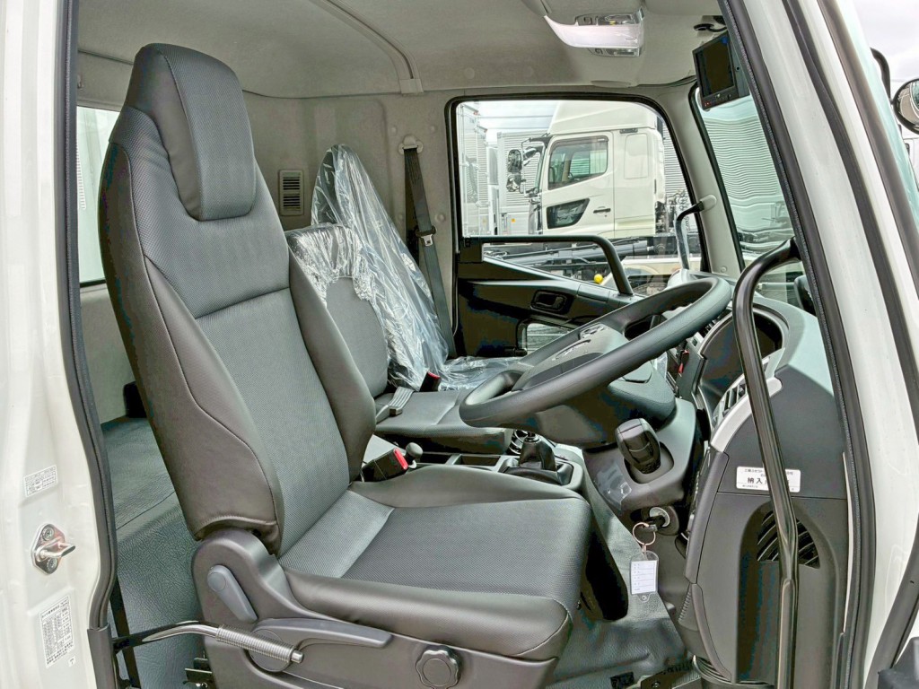 乗車定員は3名です。|三菱 ファイター 2KG-FK62F(2WD)の写真7