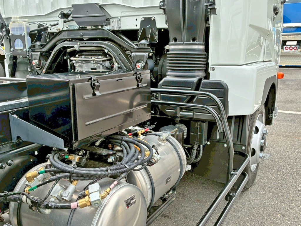 運転席側に工具箱が付いています。|三菱 ファイター 2KG-FK62F(2WD)の写真14