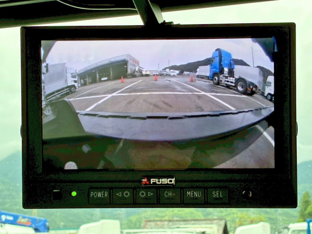 液晶バックモニター付きです。|三菱 ファイター 2KG-FK62F(2WD)の写真20
