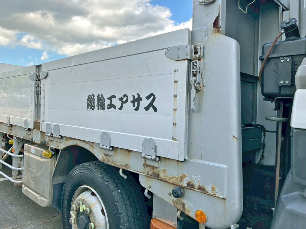 運転席側サイドレールにサビがあります。(前方)|UDトラックス クオン QPG-CG5ZEの写真17
