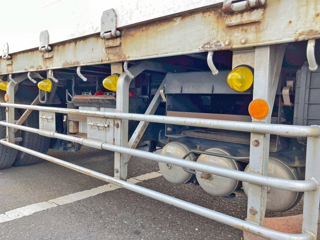 運転席側に未使用のバッテリー台が付いています。|UDトラックス クオン QPG-CG5ZEの写真20